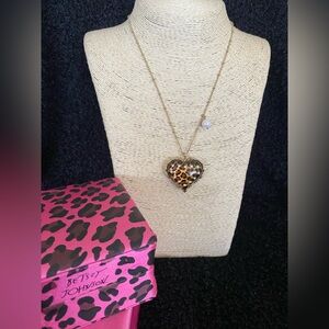 BETSEY JOHNSON Wild Cat Rhinestone Heart Pearl Charm Safari Cheetah NECKLACE